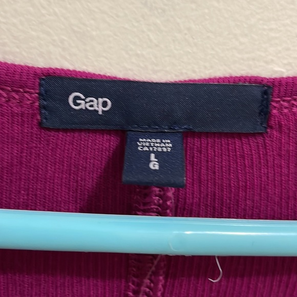 Gap dark pink v neck top (sz l) - Picture 2 of 9